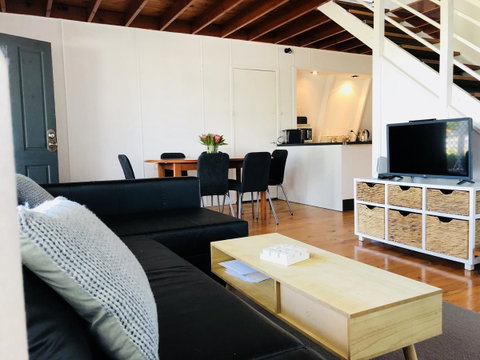Little Blue Beach House - Brisbane Tourism 7