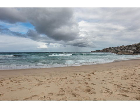 Oceanside Elegance At Superb Home Steps From Sand - Brisbane Tourism 22