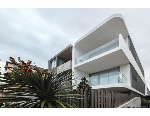 Oceanside Elegance At Superb Home Steps From Sand - Brisbane Tourism 19