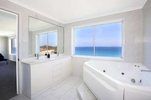 Neptune I Absolute Beachfront I Stunning Views - Brisbane Tourism 18