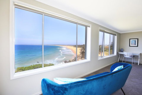 Neptune I Absolute Beachfront I Stunning Views - Brisbane Tourism 13