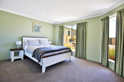 Neptune I Absolute Beachfront I Stunning Views - Brisbane Tourism 15