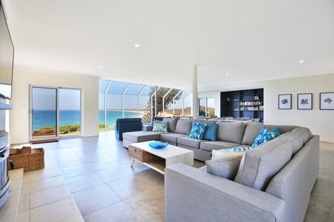 Neptune I Absolute Beachfront I Stunning Views - Brisbane Tourism 0
