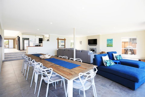 Neptune I Absolute Beachfront I Stunning Views - Brisbane Tourism 5