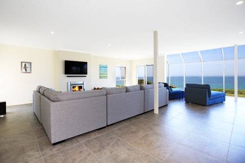 Neptune I Absolute Beachfront I Stunning Views - Brisbane Tourism 3
