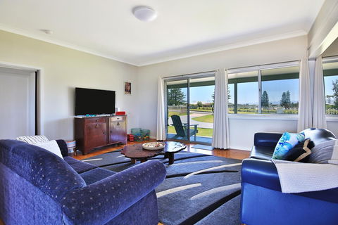 Glory @ Culburra - Absolute Beachfront - Pet & Family Friendly - Brisbane Tourism 3