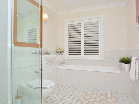 Villa De Saran Located Within Cypress Lakes - Tourism Brisbane 4