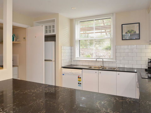 Villa De Saran Located Within Cypress Lakes - Tourism Brisbane 3