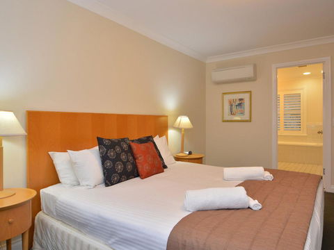 Villa De Saran Located Within Cypress Lakes - Tourism Brisbane 5