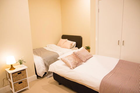 T&M HOUSE - Brisbane 4u 8