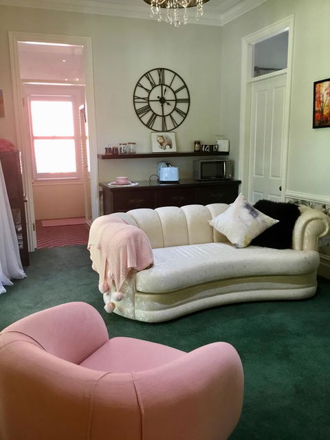 Chanticleer Gardens Barn Cottage With A Pool - Tourism Brisbane 41