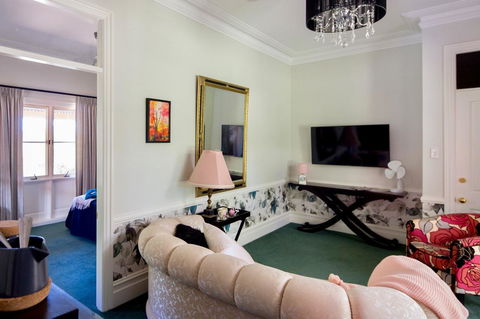 Chanticleer Gardens Barn Cottage With A Pool - Tourism Brisbane 44