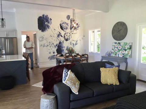 Chanticleer Gardens Barn Cottage With A Pool - Tourism Brisbane 13