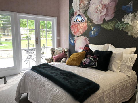 Chanticleer Gardens Barn Cottage With A Pool - Tourism Brisbane 0