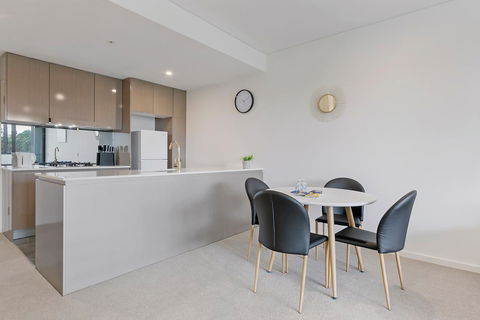 Stylish And Neat Two Bed Apartment In Wentworth Point - Tourism Brisbane 3