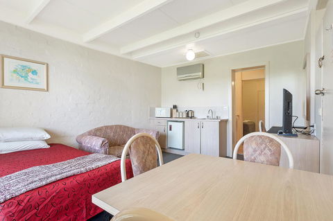 Black Dolphin Resort Motel & Apartments - Tourism Brisbane 14