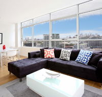 Gadigal Groove - Modern and Bright 3BR Executive Apartment in Zetland with Views - Tourism Brisbane