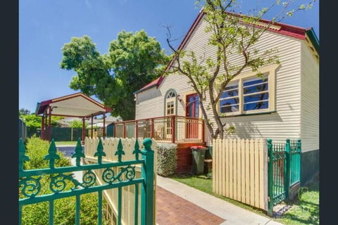 Bright 3-bedroom Apartment - Central Armidale - Tourism Brisbane 0