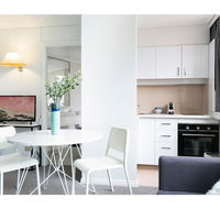 Bright modern studio steps from the action - Tourism Brisbane