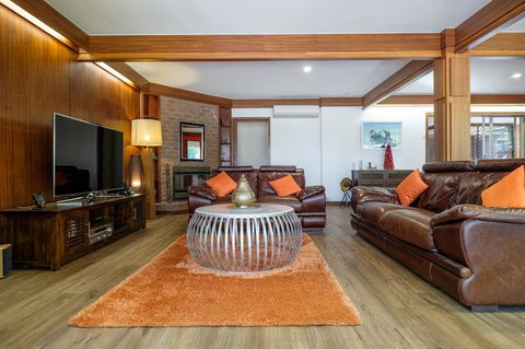 Brookfield Retreat - Large Holiday Home / Group Accommodation - Tourism Brisbane 2