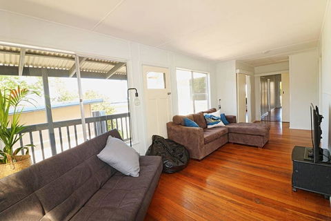 Bungo Beach House - Pet Friendly Home - Tourism Brisbane 3