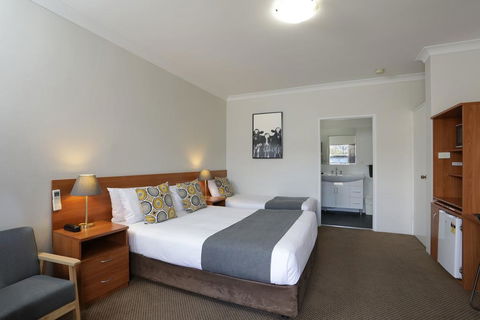 Cadman Motor Inn And Apartments - Tourism Brisbane 1