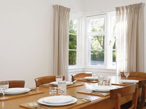 Canary Cottage - Fresh, Clean, Simple & Comfortable - Brisbane Tourism 1