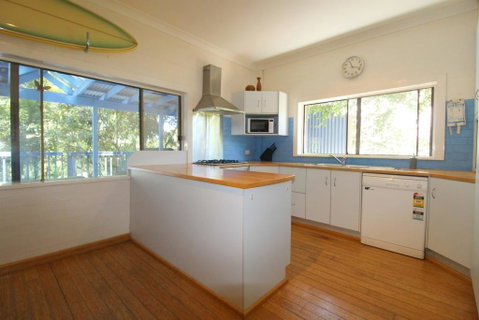 Cape Cod Beach House, 25 Skyline Crescent - Brisbane Tourism 2