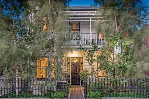 Captains Retreat Apartments And Cottages - Tourism Brisbane 0