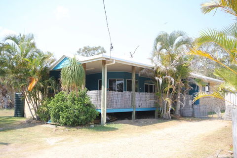 CASTAWAY BEACH HOUSE - Brisbane Tourism 0