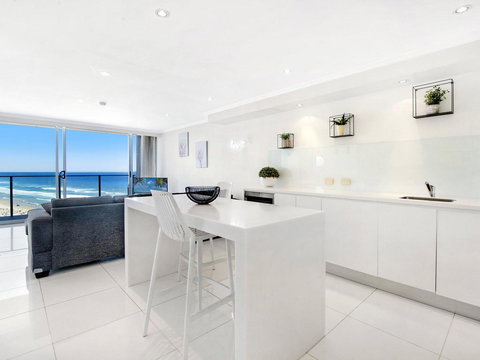 Central Surfers Paradise - Absolute Beachfront - Tourism Brisbane 3