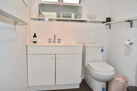 Charming 1 Bedroom Apartment In Leafy Green Hawthorn - Brisbane Tourism 0