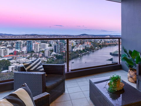City Sky Home In Africa - River & Story Bridge Views - Tourism Brisbane 0