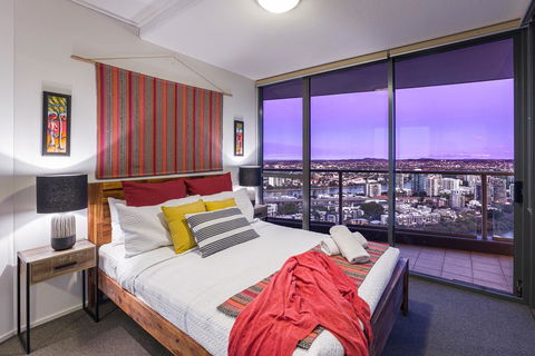 City Sky Home In Africa - River & Story Bridge Views - Tourism Brisbane 3