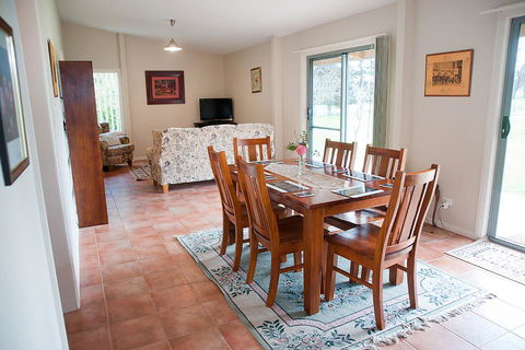 Clarendon Chalets - Tourism Brisbane 3