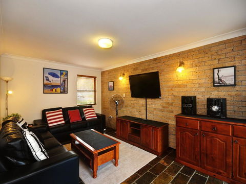 Close To The Main Surf Beach - Tourism Brisbane 0