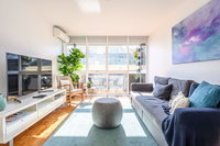 COMO A South Yarra Delight Car Park and King Bed