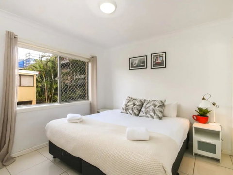 Contemporary 2 Bedroom Beachfront Apartment - Brisbane Tourism 2