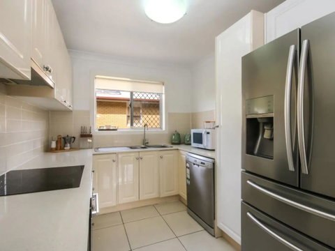 Contemporary 2 Bedroom Beachfront Apartment - Brisbane Tourism 1