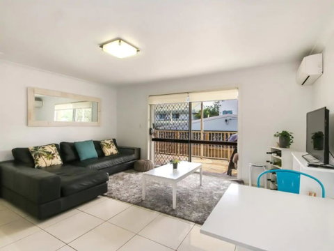 Contemporary 2 Bedroom Beachfront Apartment - Brisbane Tourism 0