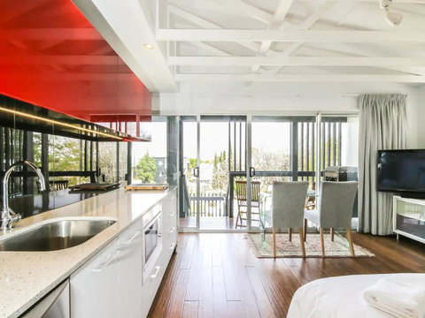 Cool Architect-Designed Studio Close To CBD - Tourism Brisbane 3