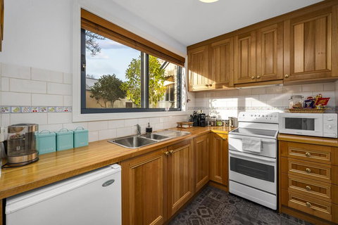 Coopers Cottage Battery Point - Tourism Brisbane 1