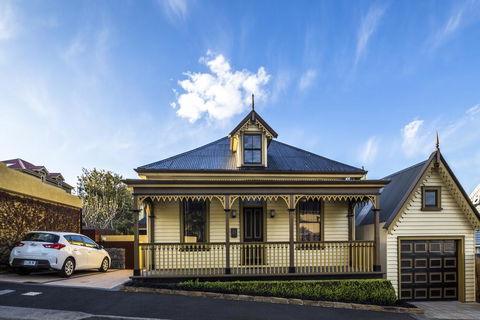 Corinda Contemporary - Tourism Brisbane 0