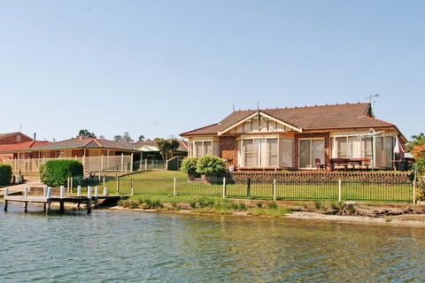 Cormorant Waterfront Home - Brisbane Tourism 3