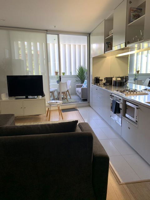 Darlinghurst Spacious Apartment With Balcony And Pool With Harbour Views - Tourism Brisbane 3