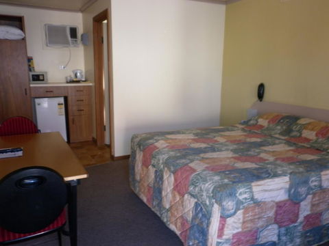 Daydream Motel And Apartments - Tourism Brisbane 1