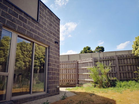 Delicate And Peaceful Bundoora Townhouse 10-R1 - Tourism Brisbane 1