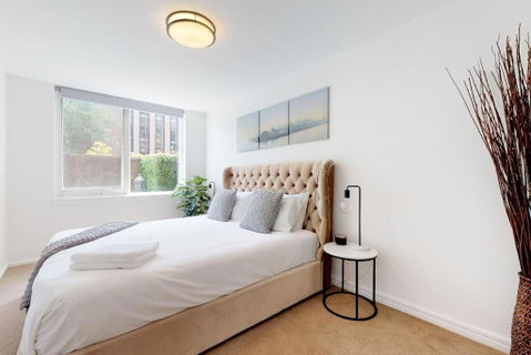 Delightful Ground Floor Apartment With Private Courtyard Few Minutes To St Kilda Beach - Brisbane Tourism 3