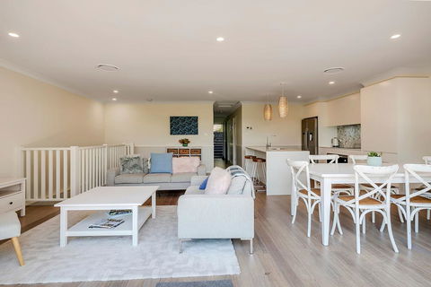 DESIGNER HOLIDAY BEACH PAD // 4 BED // COPA - Tourism Brisbane 3