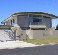 Dew on Lakeview Street - Tourism Brisbane